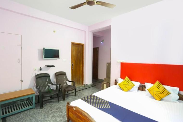 Hotel Alaka Puri Luaran gambar