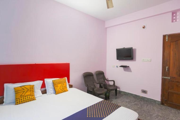 Hotel Alaka Puri Luaran gambar
